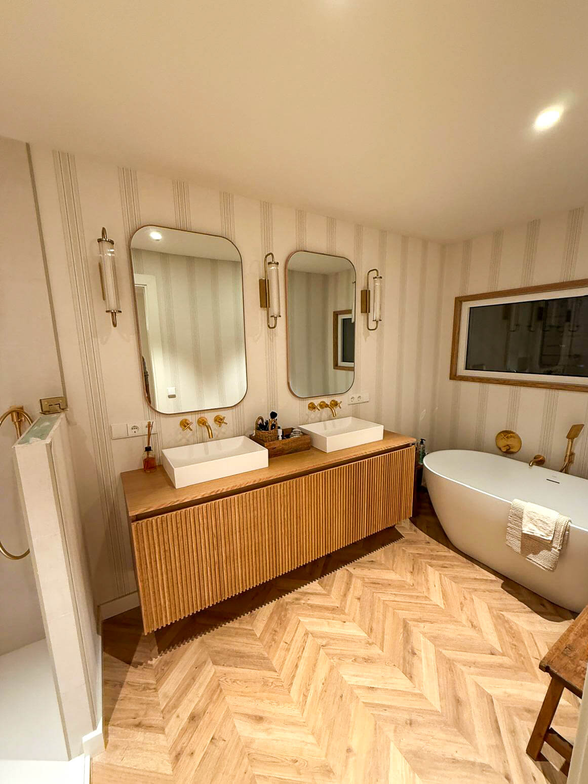 Bañera exenta - Reforma interior de piso en el centro de Gijón, proyectada por Dolmen Arquitectos