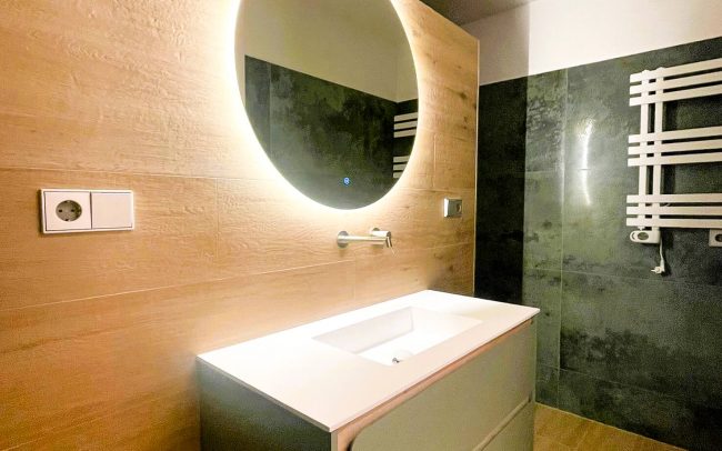 Baño en reforma integral de piso en Gijón, proyecto de Dolmen Arquitectos