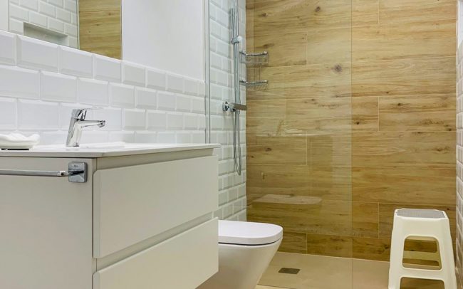 Baño reformado en vivienda de la calle Cataluña, Gijón
