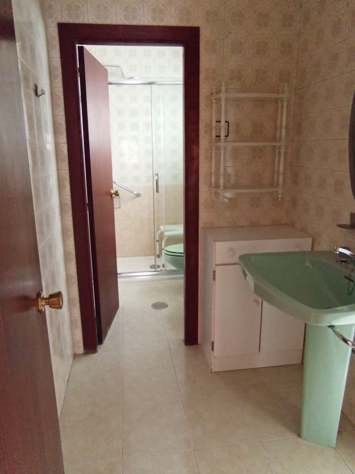 Baño de piso en el centro de Gijón, antes de la reforma proyectada por Dolmen Arquitectos