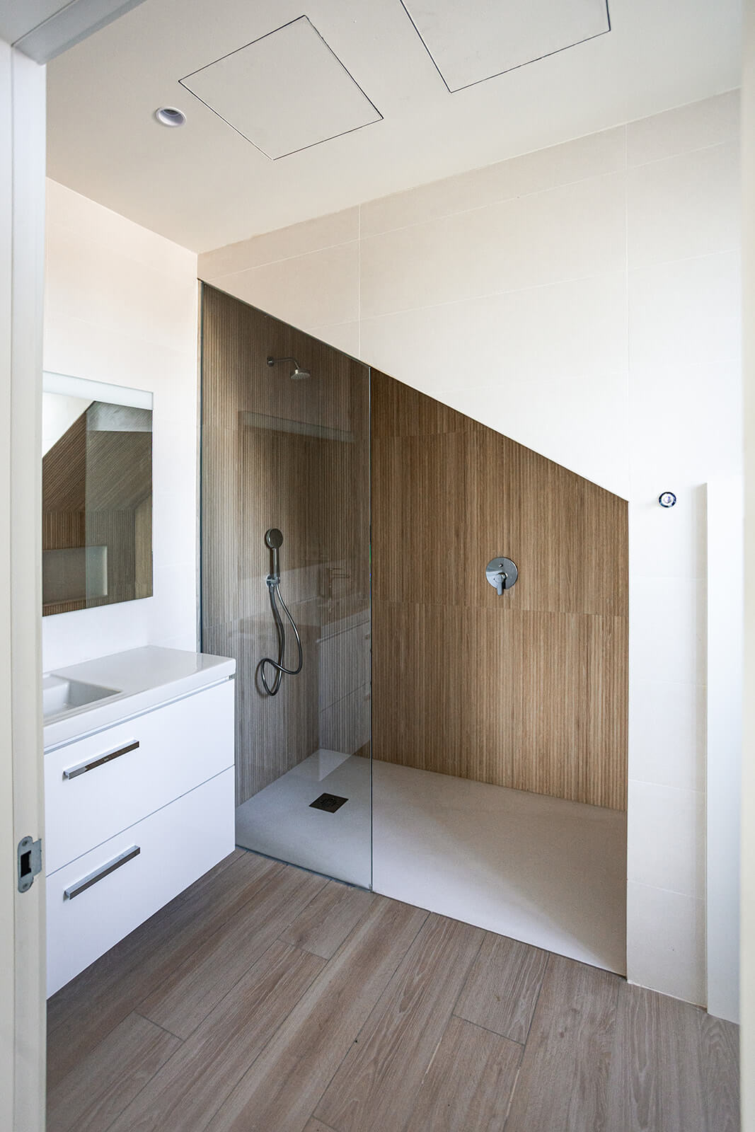 baño villa reformada Dolmen Arquitectos Gijón