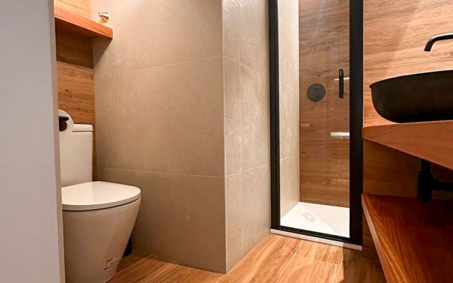 baño vivienda local Gijón Dolmen Arquitectos