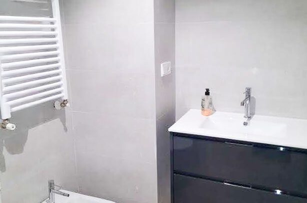 baño vivienda tras reforma local comercial Oviedo Asturias_ by Dolmen