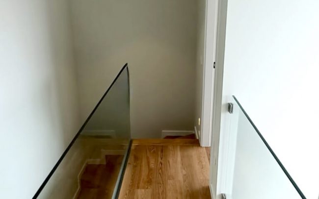 barandilla vidrio cristal escalera casa Somió Dolmen Arquitectos