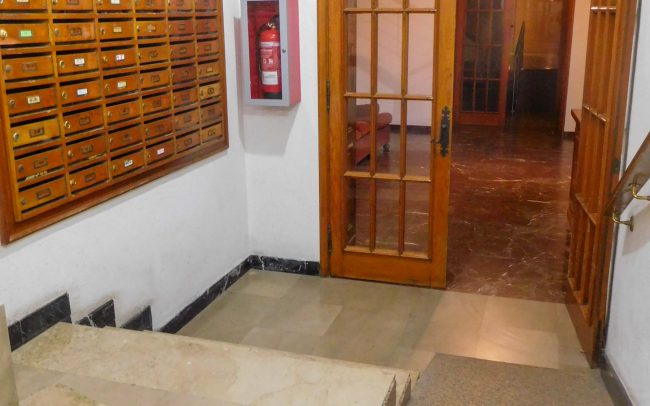 Buzones y escaleras del portal antes de la reforma