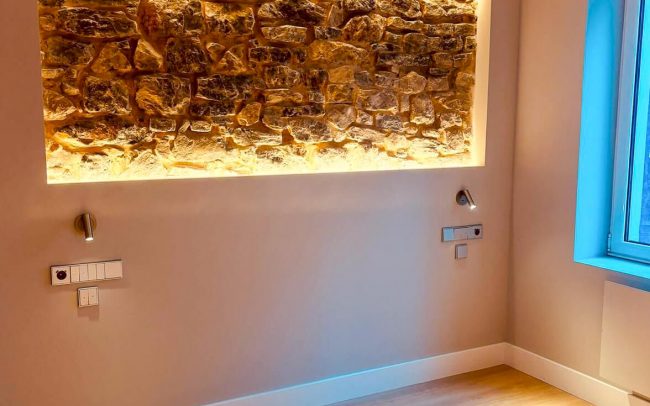 cabecero cama dormitorio vivienda reformada Gijón Dolmen Arquitectos