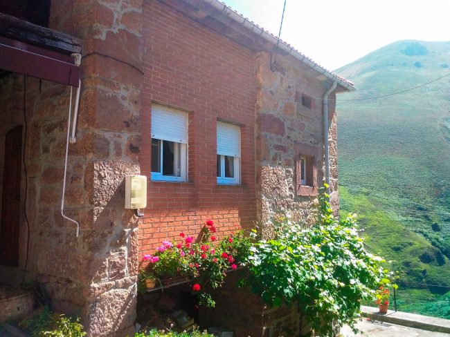 Exterior vivienda unifamiliar en La Azorera, Asturias, antes de reforma por Dolmen Arquitectos.
