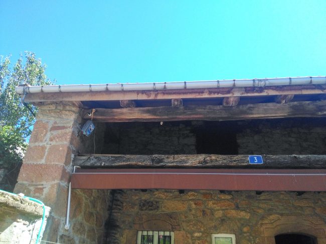 Cornisa vivienda unifamiliar en La Azorera, Asturias, antes de reforma por Dolmen Arquitectos.