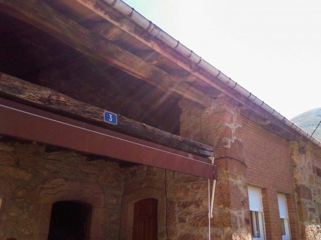 Cornisa y porche vivienda unifamiliar en La Azorera, Asturias, antes de reforma por Dolmen Arquitectos.
