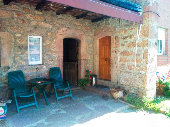 Porche entrada vivienda unifamiliar en La Azorera, Asturias, antes de reforma por Dolmen Arquitectos.