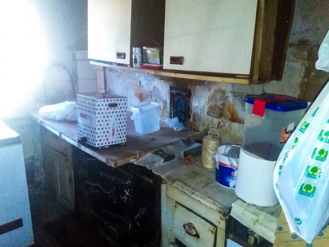 Cocina antigua casa en Tineo, Asturias, antes de reforma por Dolmen Arquitectos.