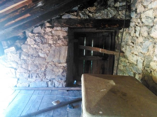 Bajo cubierta casa La Azorera. Antes de reforma por Dolmen Arquitectos