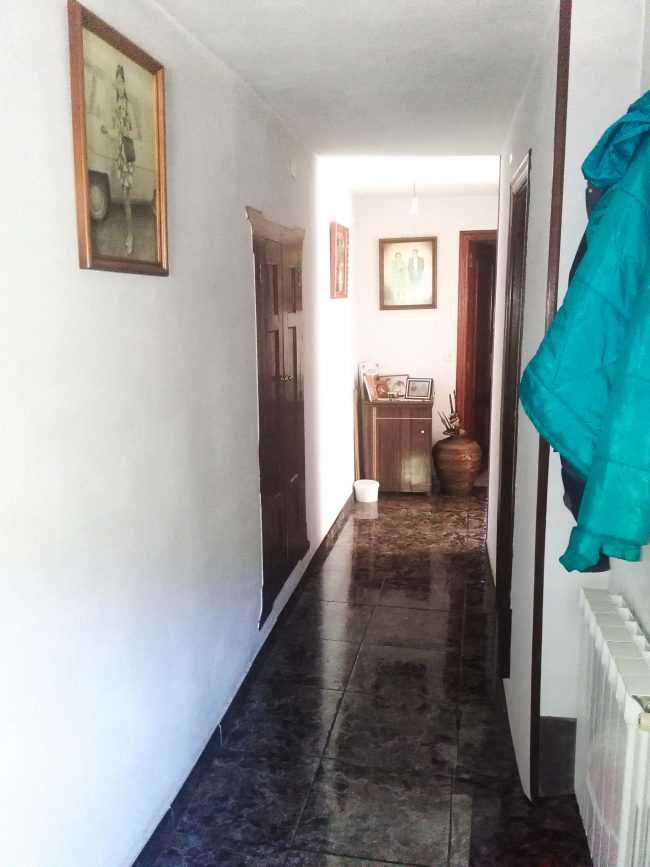 pasillo Bajo vivienda unifamiliar en Tineo, La Azorera. Antes de reforma por Dolmen Arquitectos