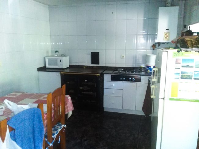 Cocina de vivienda unifamiliar en La Azorera, Asturias, antes de reforma por Dolmen Arquitectos.