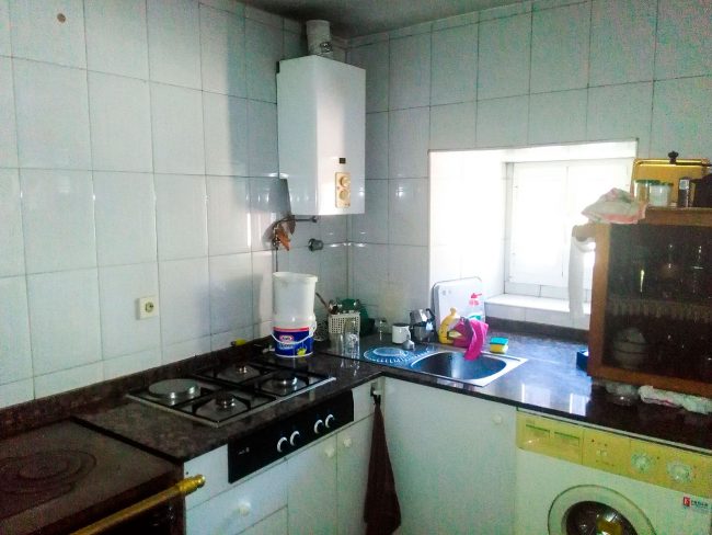 Cocina casa en Tineo, Asturias, antes de reforma por Dolmen Arquitectos.