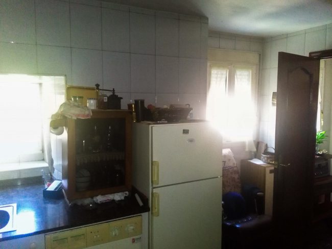 Cocina de casa en La Azorera, Asturias, antes de reforma por Dolmen Arquitectos.