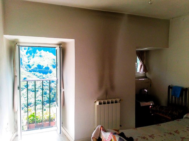 Dormitorio con balcón de casa en La Azorera. Antes de reforma por Dolmen Arquitectos