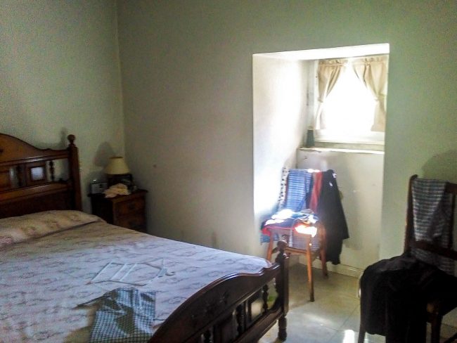 Dormitorio matrimonio de vivienda unifamiliar en La Azorera. Antes de reforma por Dolmen Arquitectos