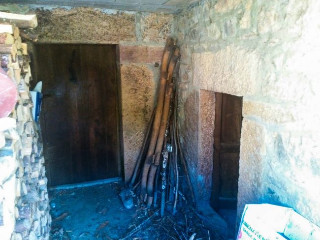 Rincón aperos casa en La Azorera Tineo, antes de reforma por Dolmen Arquitectos.