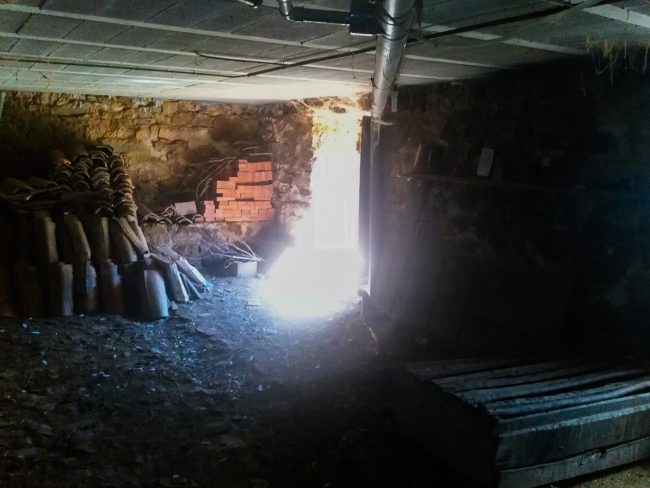 Semisótano en La Azorera Tineo, antes de reforma por Dolmen Arquitectos.