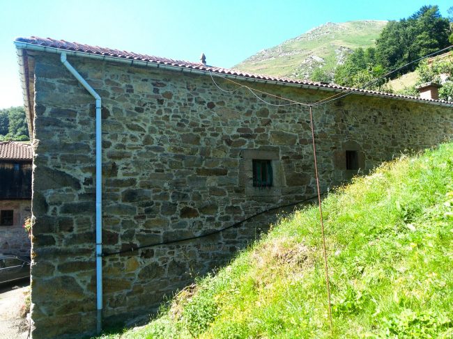 Lateral casa en La Azorera Tineo, antes de reforma por Dolmen Arquitectos.