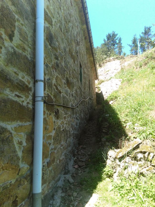 Subida lateral de casa en La Azorera Tineo, antes de reforma por Dolmen Arquitectos.