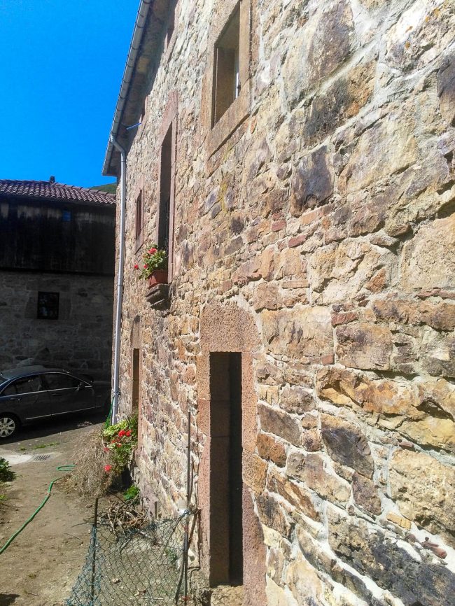 Fachada lateral de casa en La Azorera Tineo, antes de reforma por Dolmen Arquitectos.