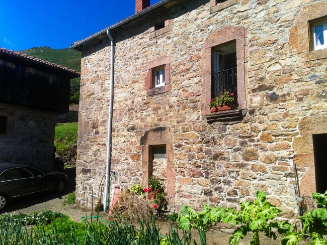 Exterior casa en Tineo, Asturias, antes de reforma por Dolmen Arquitectos.