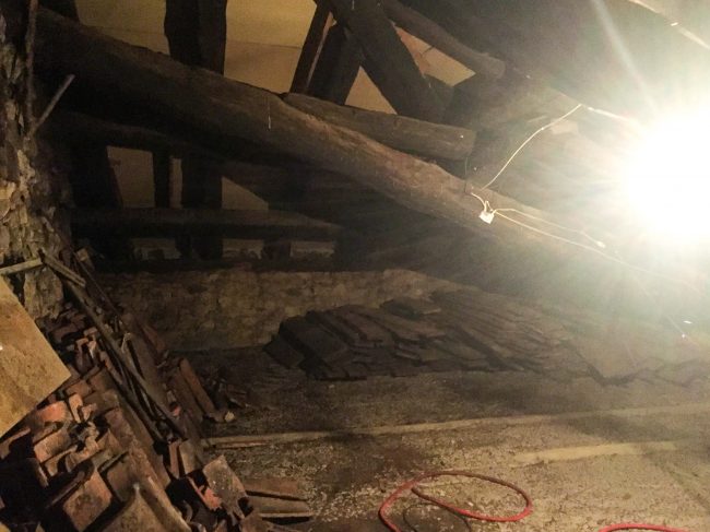 Bajo techo de casa en La Azorera. Antes de reforma por Dolmen Arquitectos