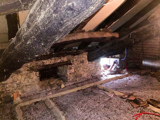 Bajo cubierta de casa en La Azorera. Antes de reforma por Dolmen Arquitectos