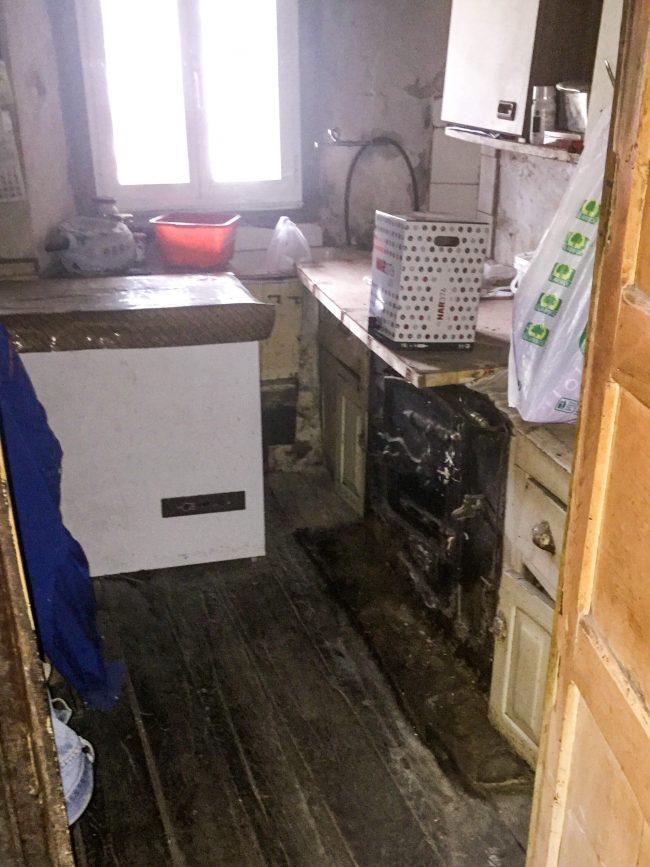Cocina vivienda en Tineo, Asturias, antes de reforma por Dolmen Arquitectos.