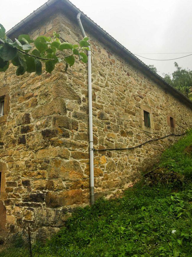 Subida exterior casa en Tineo, Asturias, antes de reforma por Dolmen Arquitectos.