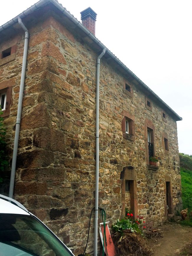 lateral fachada de casa unifamiliar en La Azorera. Antes de reforma por Dolmen Arquitectos