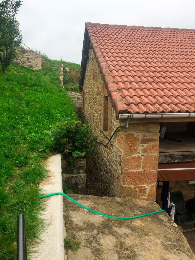 lateral fachada de vivienda unifamiliar en La Azorera. Antes de reforma por Dolmen Arquitectos
