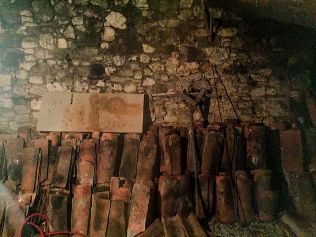 Tejas almacenadas de casa en La Azorera. Antes de reforma por Dolmen Arquitectos