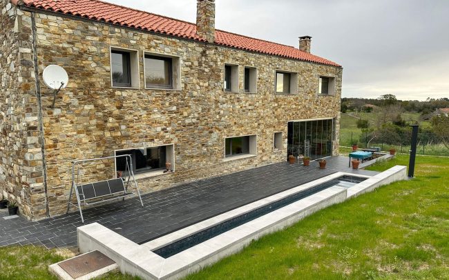 Piscina moderna diseñada como complemento a vivienda en Villaviciosa.