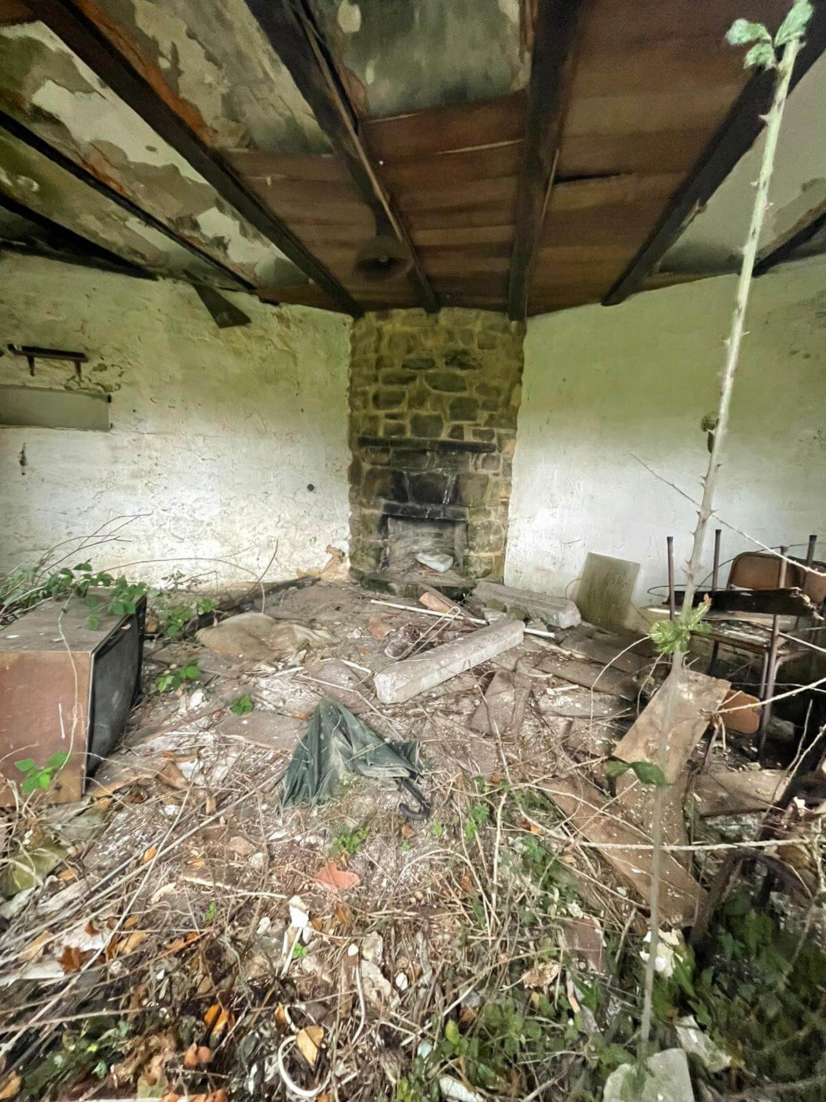Chimenea del mirador de Villa Delfina, en Gijón, antes de la rehabilitación proyectada por Dolmen