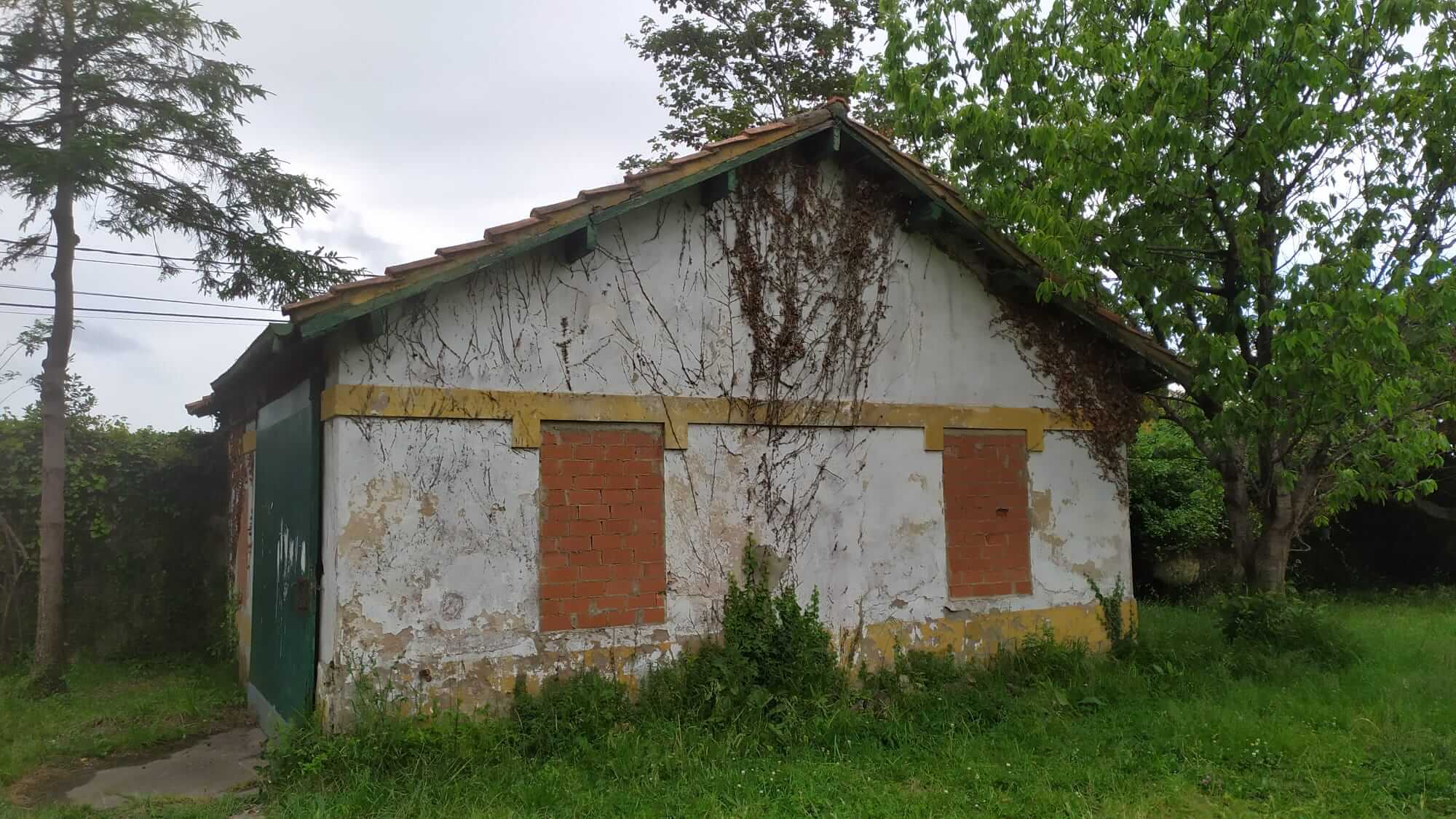 Cochera antes de la reforma Villa Delfina, en Somió