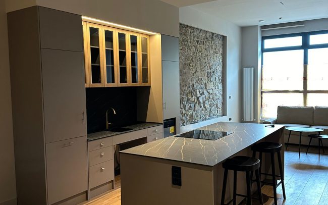 Cocina accesible con isla - diseño de Dolmen Arquitectos