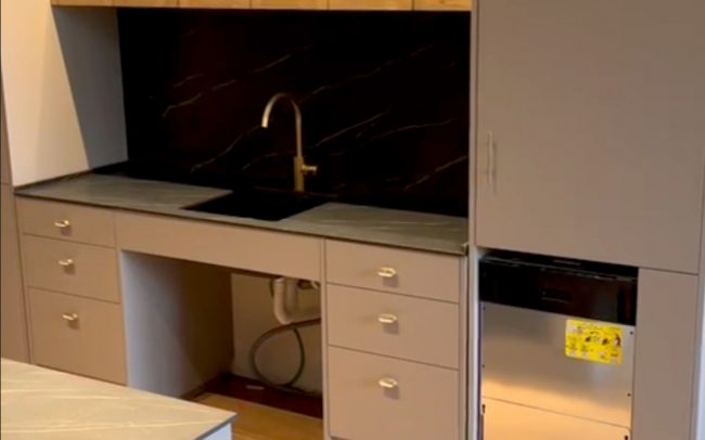Fregadero accesible en cocina adaptada - diseño de Dolmen Arquitectos