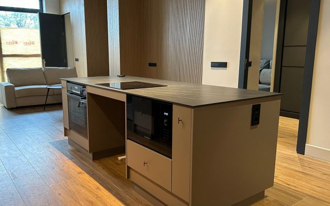 Isla elevable en cocina accesible para una vivienda de uso turístico, diseño de Dolmen Arquitectos.