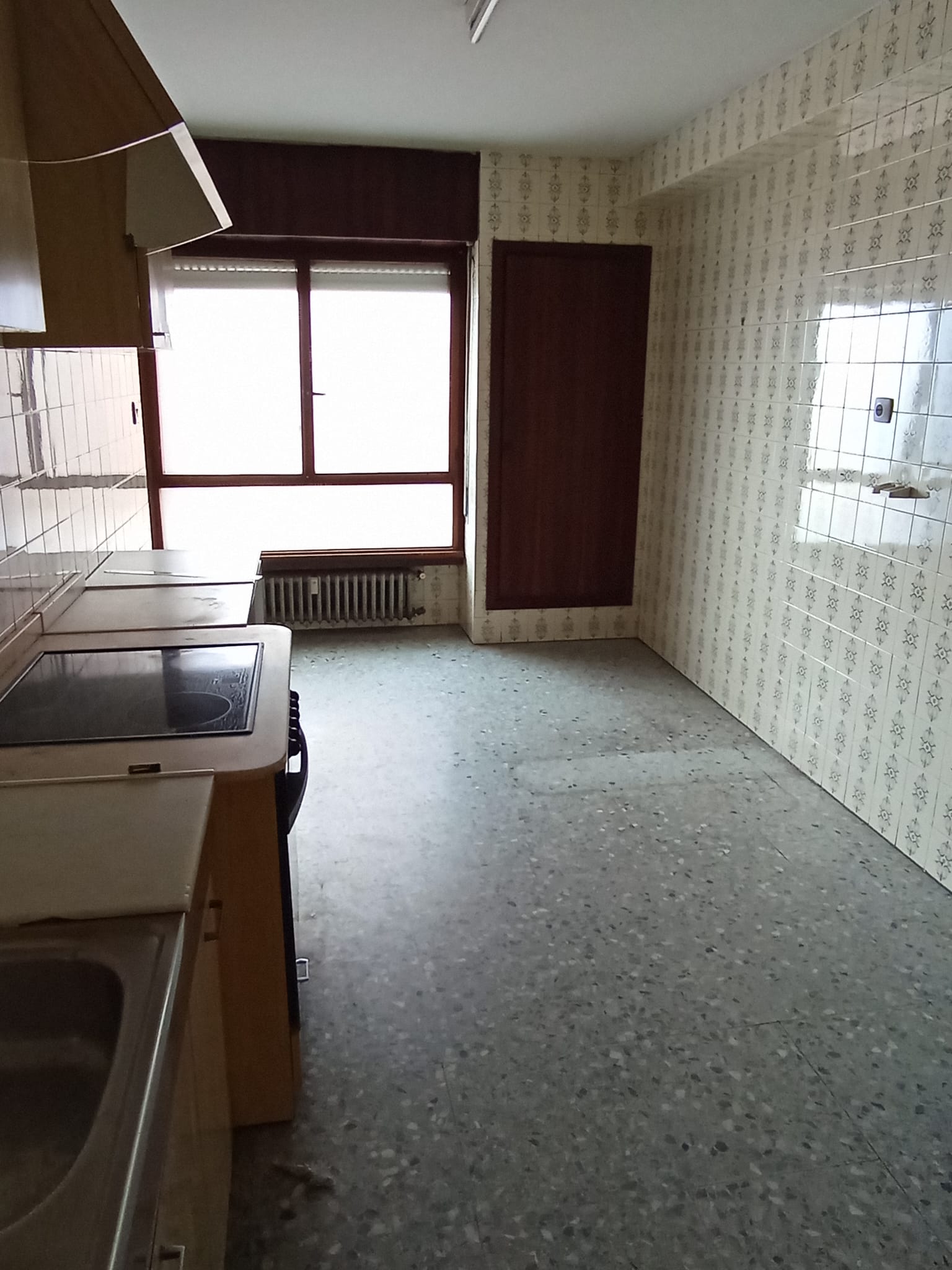 Cocina de piso en el centro de Gijón, antes de la reforma proyectada por Dolmen Arquitectos