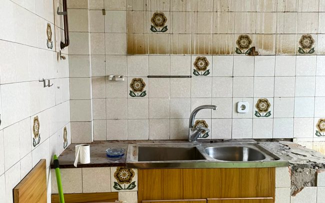 Cocina sin reformar, de vivienda en calle Cataluña de Gijón