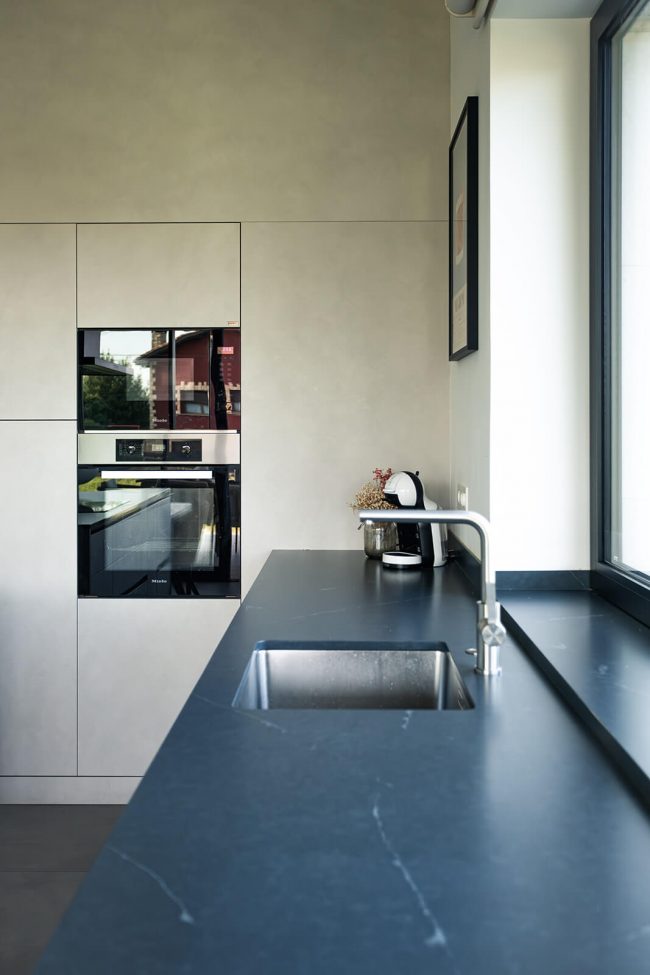 Cocina con electrodomésticos ocultos. Dolmen Arquitectos.