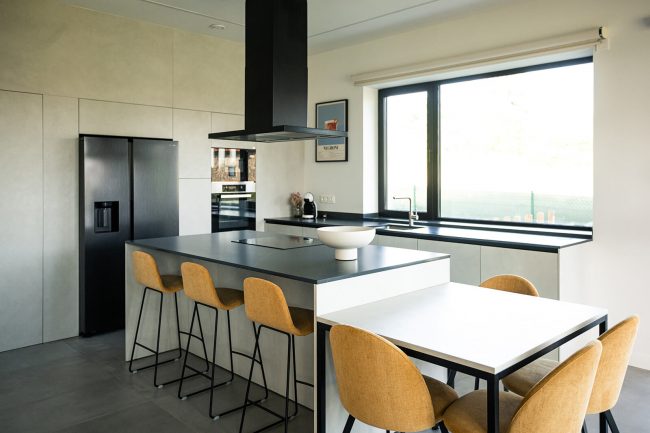 Cocina moderna con isla central, en vivienda unifamiliar de Gijón. Dolmen Arquitectos