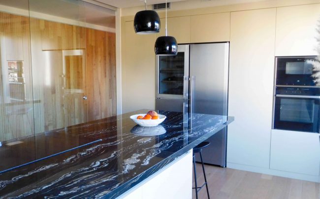 cocina moderna pared cristal piso clásico reformado Oviedo