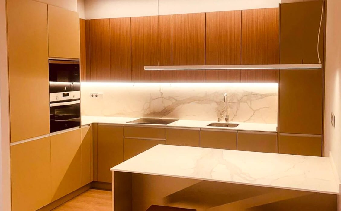 cocina de vivienda reformada en calle Santa Doradía de Gijón, Dolmen Arquitectos