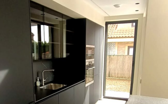 cocina vivienda unifamiliar Somió Dolmen Arquitectos
