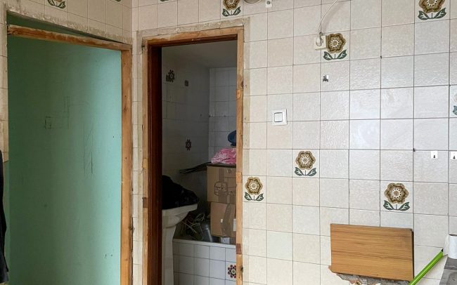 Cocina y baño antes de la reforma del piso calle Cataluña Gijón