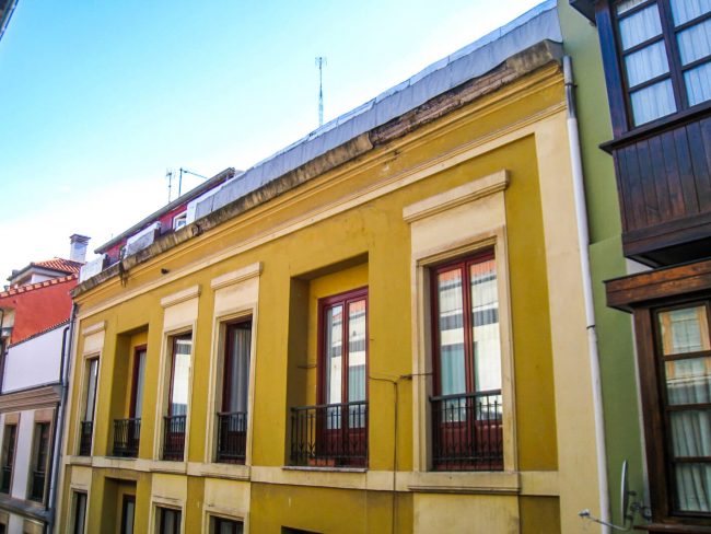 desperfectos fachada grietas edificio Gijón